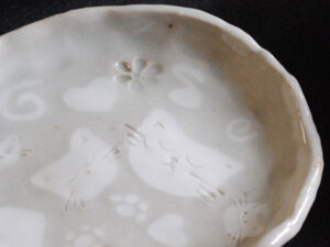 手びねり陶芸体験-新オプションメニュー「お皿に貼り絵」