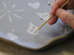 手びねり陶芸体験-新オプションメニュー「お皿に貼り絵」