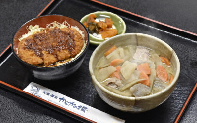 豚汁とハーフ丼セット 和食処かじか亭