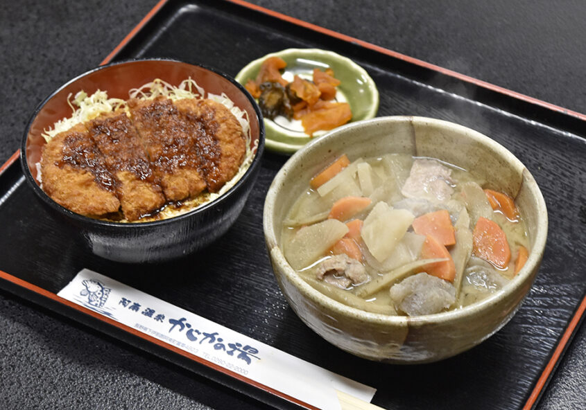 豚汁とハーフ丼セット 和食処かじか亭